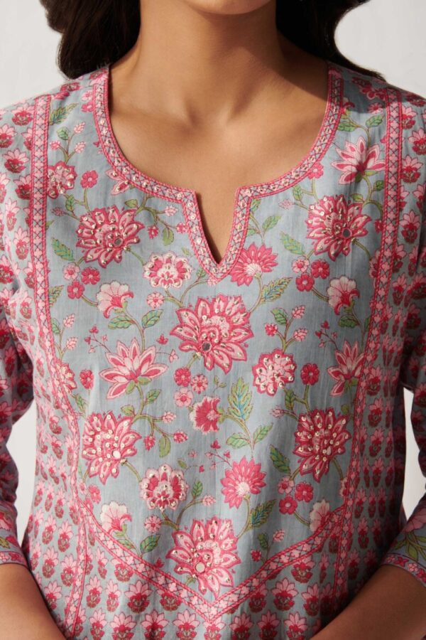 ELEGANT PINK FLORAL PRINTED STRAIGHT KURTI - Image 3
